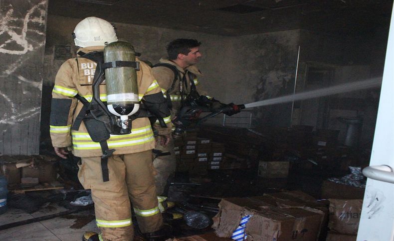 İzmir'de depoda çıkan yangın hasara neden oldu