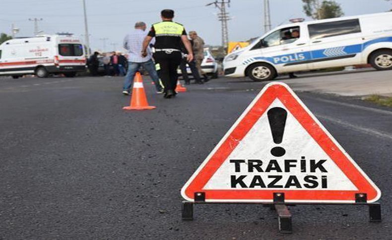 İzmir'de devrilen kamyonun sürücüsü yaşamını yitirdi