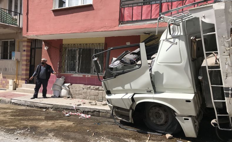 İzmir'de faciadan dönüldü! Önce deponun ardından da apartmanın duvarına çarptı...