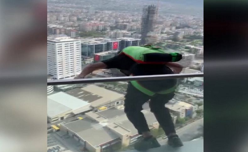 İzmir'de gökdelenden paraşütle atlayan sporcu, gösterisini çocuklara ithaf etti