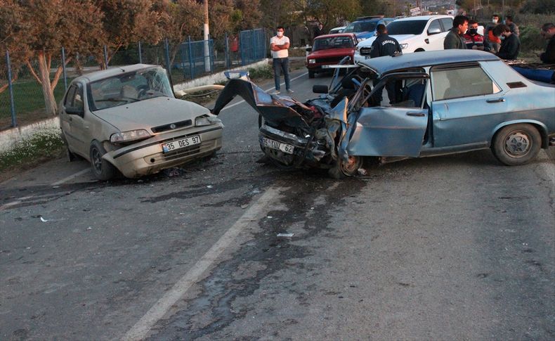 İzmir'de iki otomobil çarpıştı: 1'i ağır, 3 yaralı