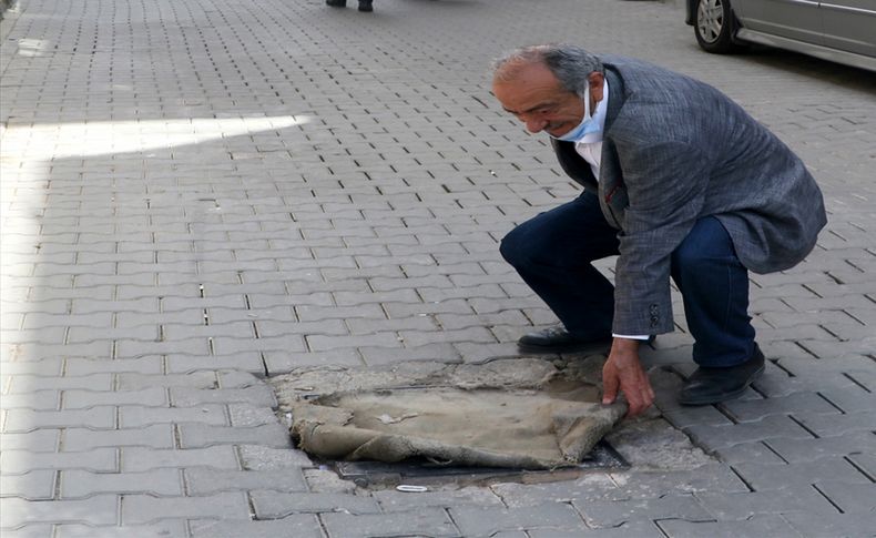 İzmir'de koku nedeniyle mazgalların üzerine halı ve kilim örttüler