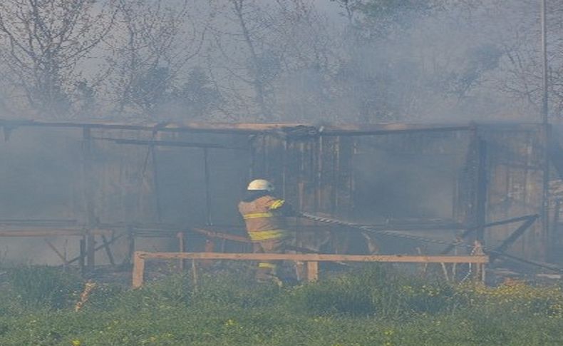 İzmir'de konteyner ev yangını: Karı-koca dumandan etkilendi