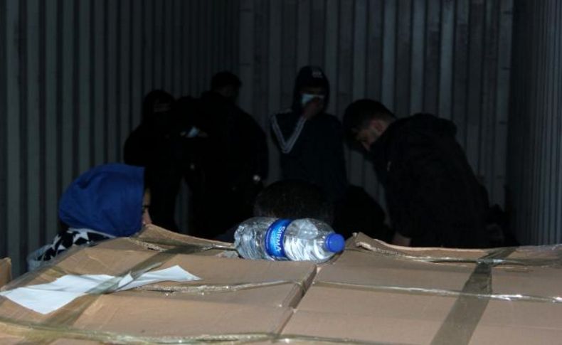 İzmir'de  konteyner içerisinde kaçak göçmen yakalandı