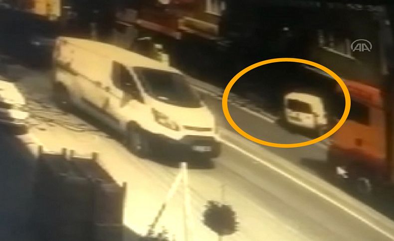 İzmir'de kontrolden çıkan hafif ticari araç berber salonuna girdi: 2 yaralı