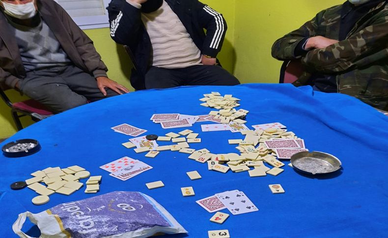 İzmir'de kumar oynanan eve baskın; 21 kişiye ceza