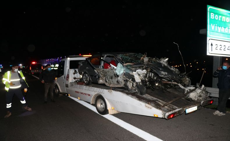 İzmir'de otomobil beton bariyere çarptı: 1 ölü, 1 yaralı