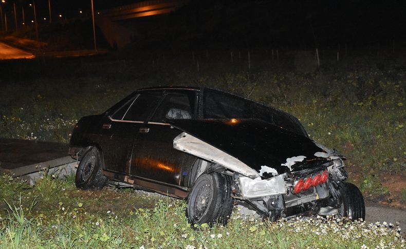 İzmir'de şarampole devrilen otomobilin sürücüsü aracını terk etti