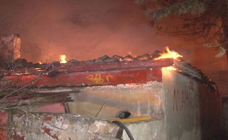 İzmir'de tek katlı metruk evde yangın paniği