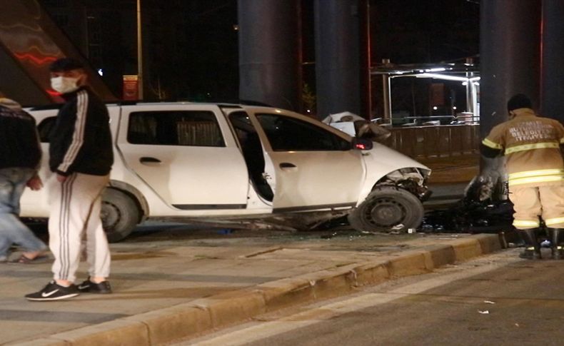 İzmir'de üst geçidin ayağına çarpan otomobil sürücüsü ağır yaralandı