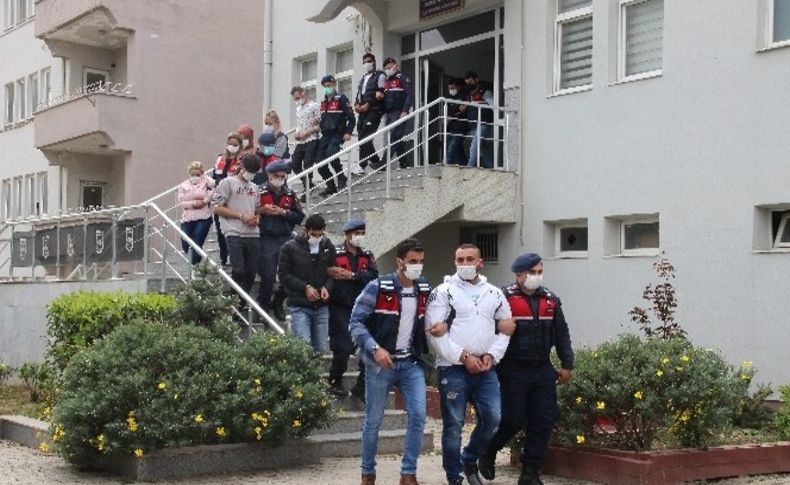 İzmir'de uyuşturucu şebekesi çökertildi: 20 gözaltı