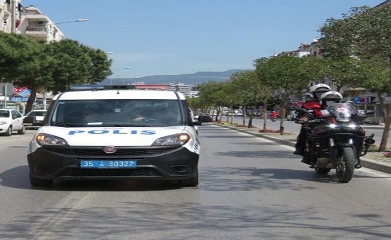 İzmir polisi, bayramı evde kutlayan çocukları unutmadı