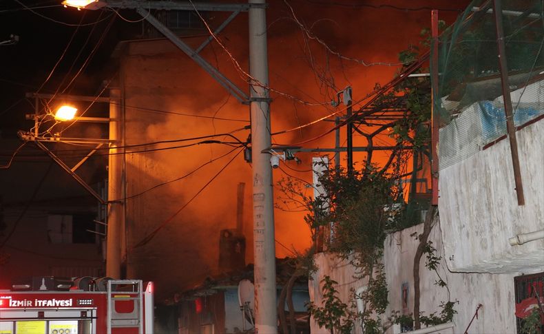İzmir’de müstakil ev alev alev yandı: 1 yaralı