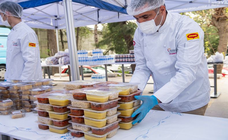 İzmirliler bir haftada 10 bin iftar yemeğini ihtiyaç sahiplerine bağışladı