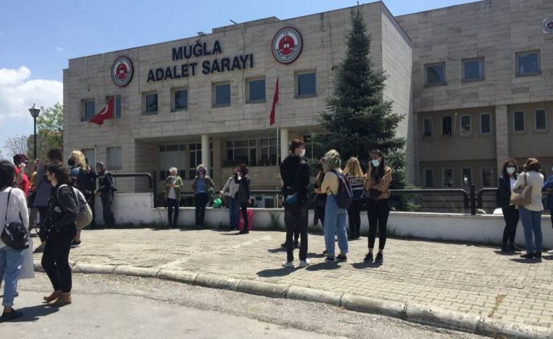 Kadınlar Pınar Gültekin için Muğla Adliyesi önünde