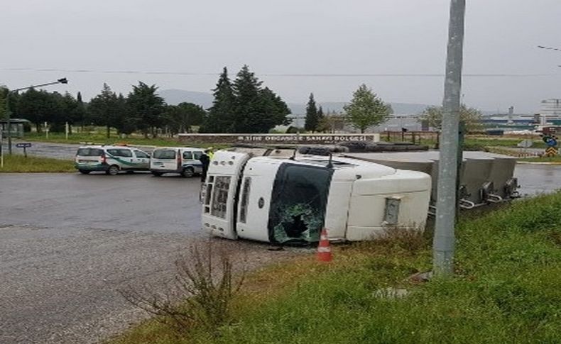 Kaygan zemin kaza getirdi, süt tankeri devrildi