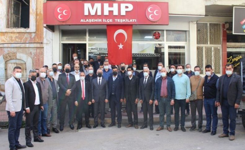 Manisa'da 135 kişi İYİ Parti'den MHP'ye geçti