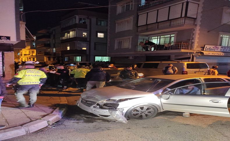 İzmir'de 'dur' ihtarına uymayan sürücü kaza yaptı: 3 yaralı