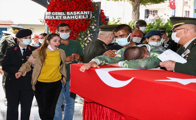 Şehit Teğmen Mehmet Kıvık, İzmir'de son yolculuğuna uğurlandı