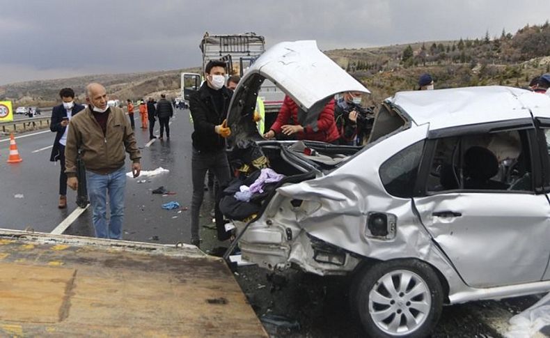 TEM'de feci kaza: 4 ölü, 5 yaralı