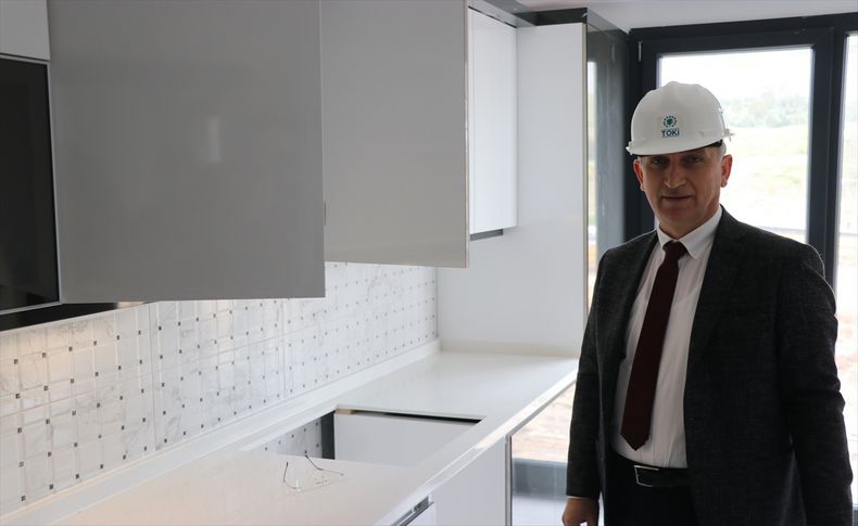 TOKİ Başkanı, İzmir'de depremzedeler için yapılan konutları inceledi