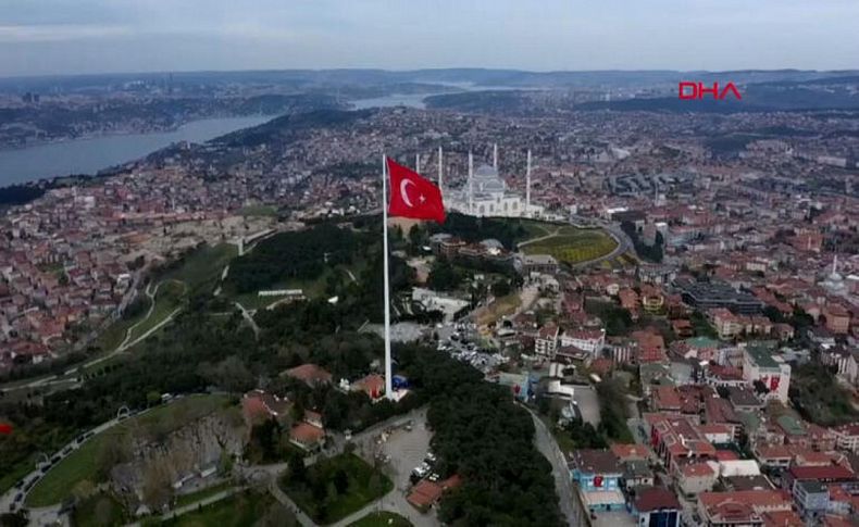 Türkiye'nin en büyük bayrağı Çamlıca Tepesi'nde dalgalanıyor
