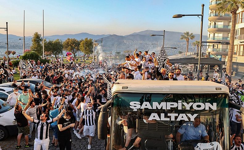 Altay İzmir'de şampiyonluğunu kutladı