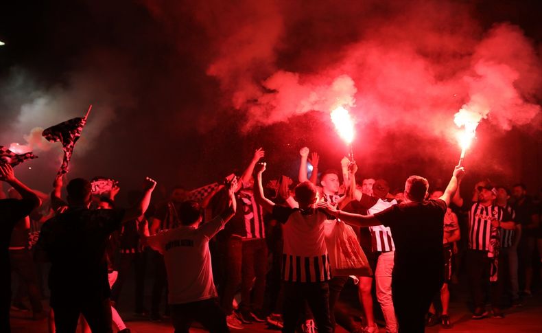 Altaylı taraftarlar, takımlarının Süper Lig'e çıkmasını kutladı