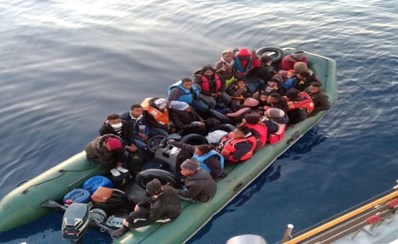 Arıza nedeniyle denizin ortasında kalan göçmenler kurtarıldı