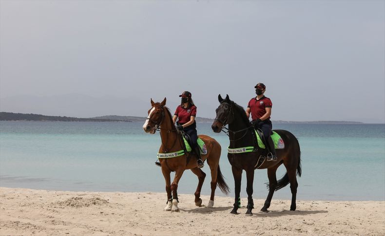 Atlı polisler Çeşme sahillerini denetledi