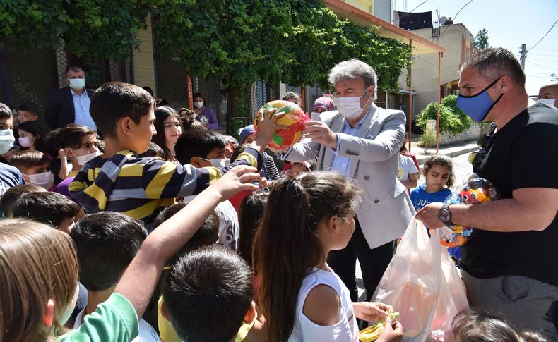 Başkan amcadan çocuklara bayram hediyesi