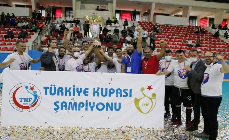 Başkan Soyer hentbol takımının şampiyonluğunu kutladı