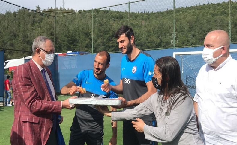 CHP’li Sertel’den play-off öncesi İzmir’in takımlarına moral ziyareti