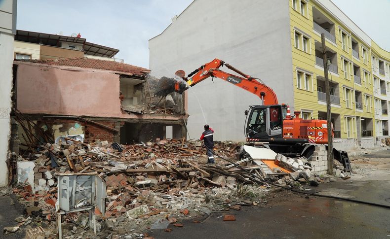 Gaziemir’de riskli yapılar yıkılıyor