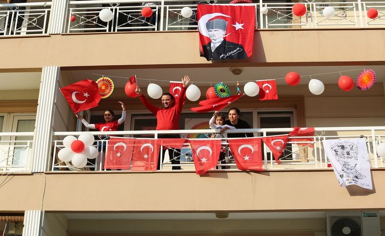 Gaziemir’in balkonlarında bayram coşkusu