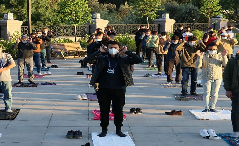 İzmir'de tedbirli bayram namazı