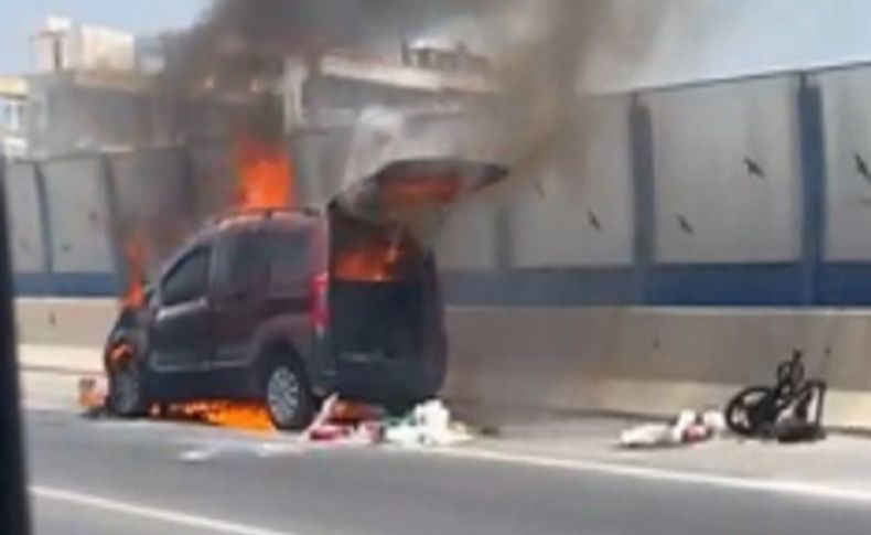 İzmir'de alev alan aracını söndürmeye çalışan sürücü yaralandı
