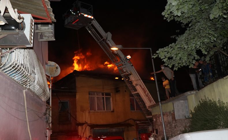 İzmir'de bir fırının çatısında başlayan yangın 2 binaya daha sıçradı