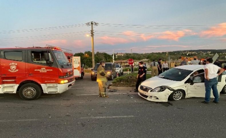 İzmir'de feci kazada can pazarı: Araçlarda sıkışan 3 kişi hastaneye kaldırıldı