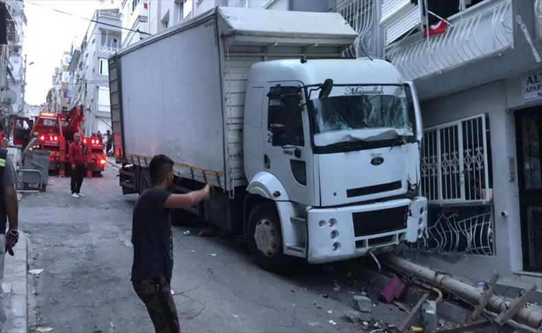 İzmir'de freni boşalan kamyon elektrik direğine ve apartmanlara çarptı