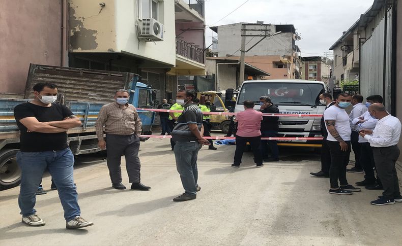 İzmir'de geri manevra yapan çöp kamyonunun çarptığı yaşlı adam öldü