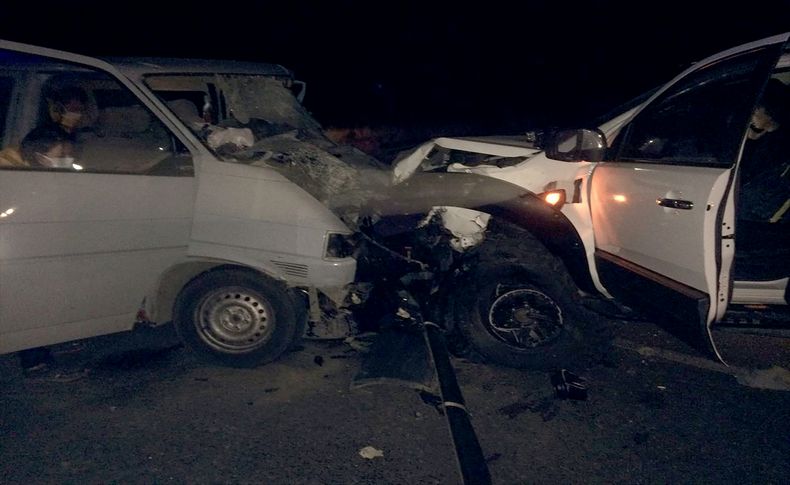 İzmir'de kamyonetle minibüs çarpıştı: 2 ölü, 3 yaralı