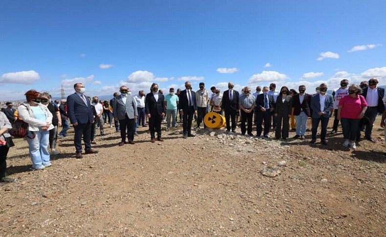 İzmir'de nükleer atıklar için 'duran adam' eylemi