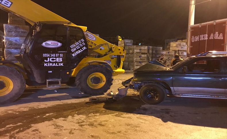 İzmir'de pikabın park halindeki iş makinasına çarpması sonucu 4 kişi yaralandı