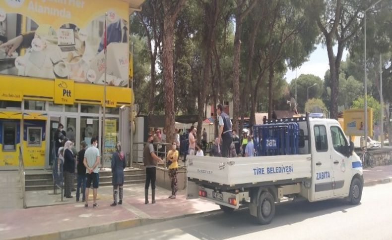 İzmir'de PTT önünde kalabalığa bariyerli önlem
