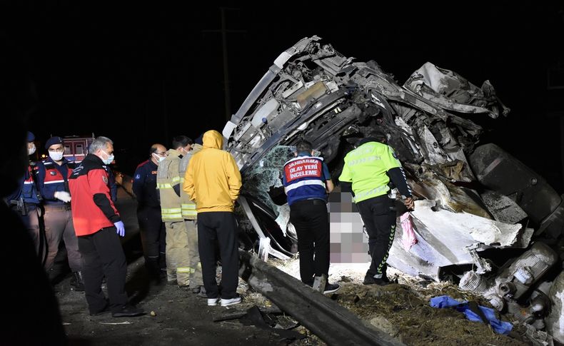 İzmir'de trafik kazasında 2 kişi yaşamını yitirdi