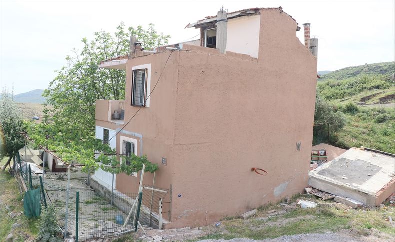İzmir'de zeminde çatlaklar görülen mahalledeki 5 ev daha boşaltıldı