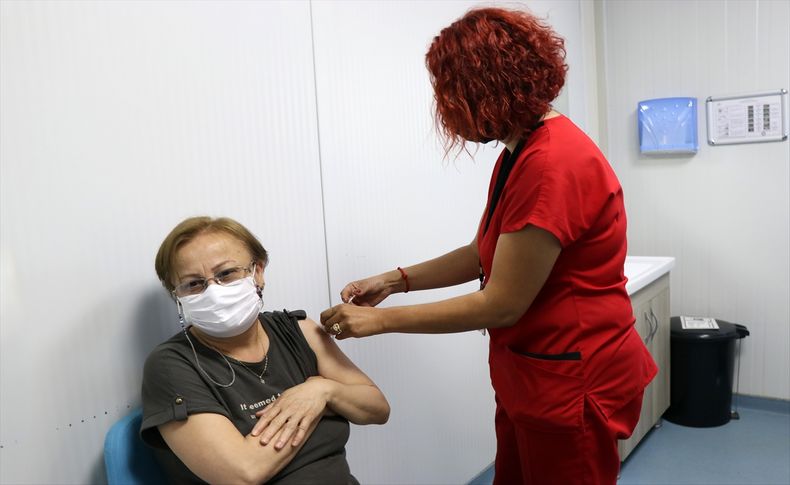 İzmir'de BioNTech aşı uygulama merkezi sayısı artırıldı