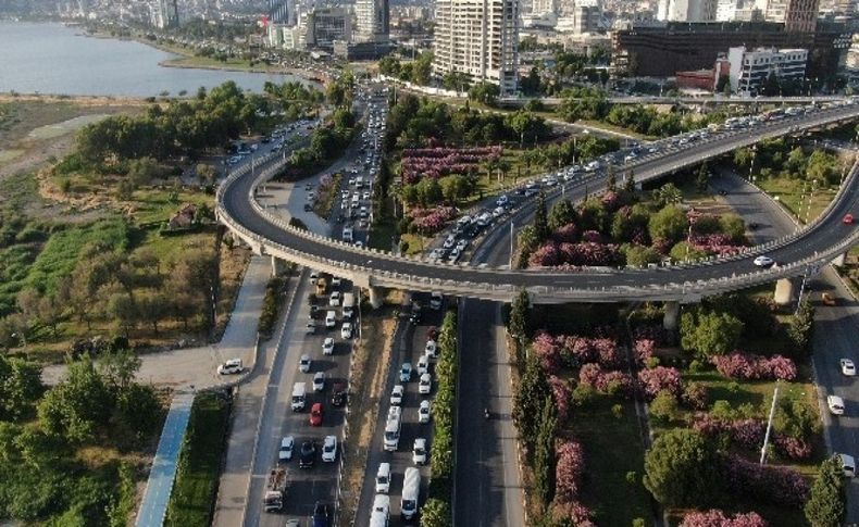 İzmir'in trafiği yine gündemde: Sabah akşam bitmeyen çile