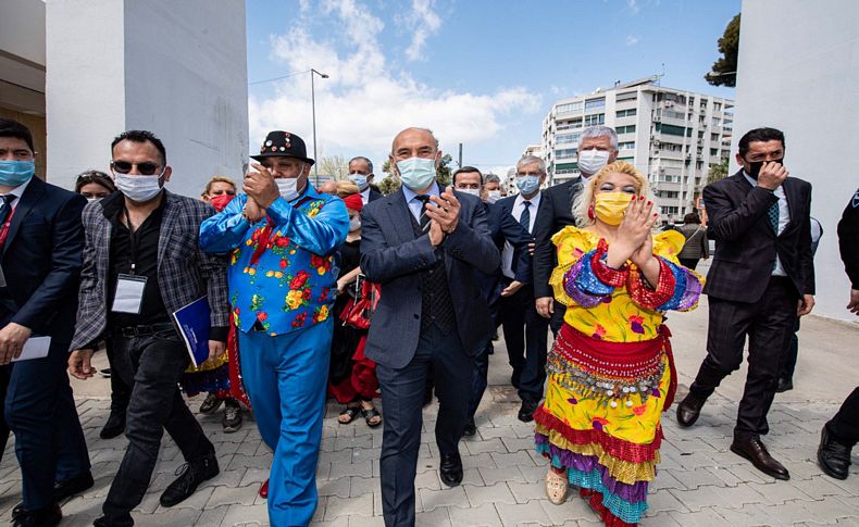 İzmir sanatçılarıyla el ele